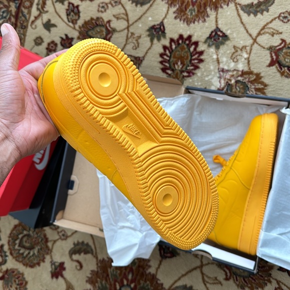 Men’s Nike Air Force 1 Low All Yellow Size 8.5 DEADSTOCK - Picture 6 of 7
